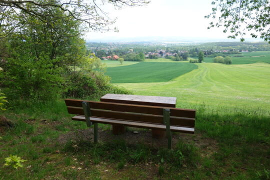 Ruhebank am Fuß der Koitsche mit Blick nach Hörnitz.