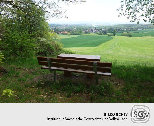 Ruhebank am Fuß der Koitsche mit Blick nach Hörnitz.