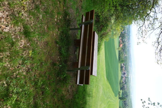 Ruhebank am Fuß der Koitsche mit Blick nach Hörnitz.