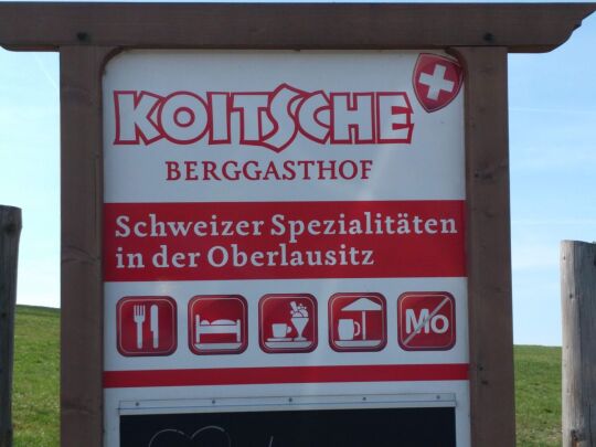 Werbetafel für den Berggasthof auf der Koitsche bei Hörnitz.