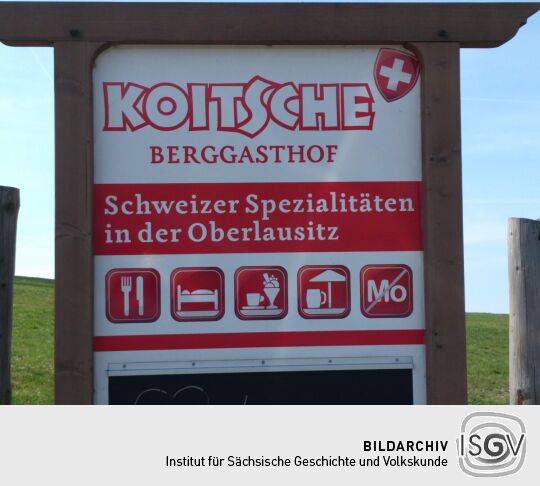 Werbetafel für den Berggasthof auf der Koitsche bei Hörnitz.