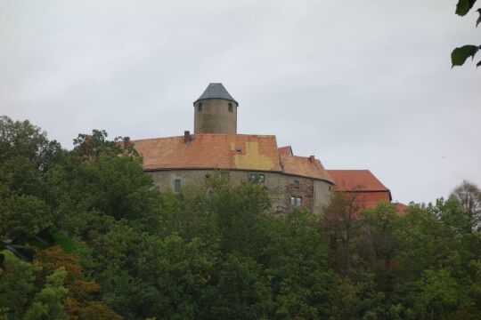 Blick über den Ort Schönfels zur Burg Schönfels in Lichtentanne-Schönfels.