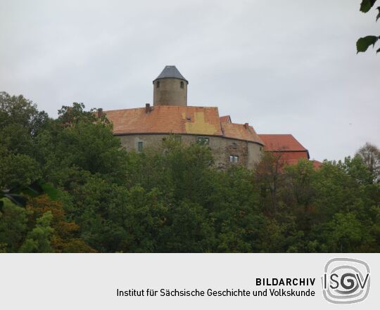 Blick über den Ort Schönfels zur Burg Schönfels in Lichtentanne-Schönfels.