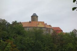 Blick über den Ort Schönfels zur Burg Schönfels in Lichtentanne-Schönfels.