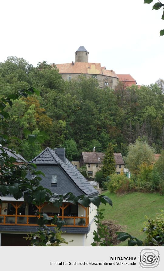 Blick über den Ort Schönfels zur Burg Schönfels in Lichtentanne-Schönfels.