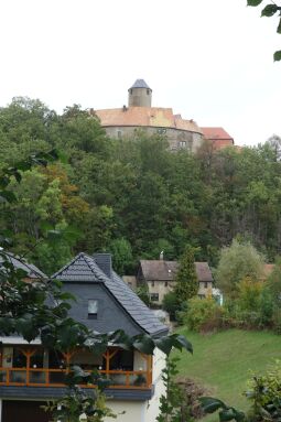 Blick über den Ort Schönfels zur Burg Schönfels in Lichtentanne-Schönfels.