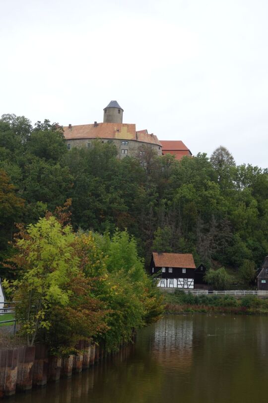 Blick über den Burgteich zur Burg Schönfels in Lichtentanne-Schönfels.