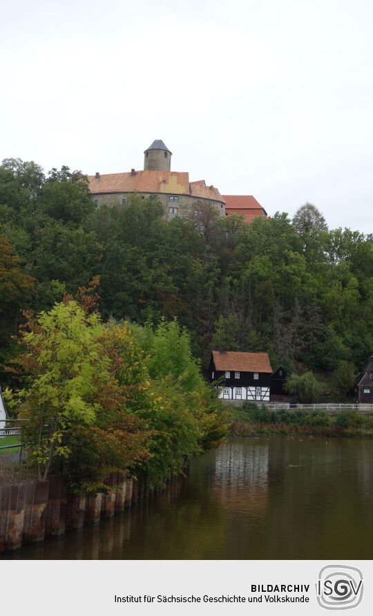 Blick über den Burgteich zur Burg Schönfels in Lichtentanne-Schönfels.