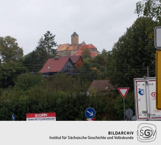 Blick über den Ort Schönfels zur Burg Schönfels in Lichtentanne-Schönfels.