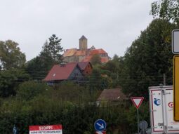 Blick über den Ort Schönfels zur Burg Schönfels in Lichtentanne-Schönfels.