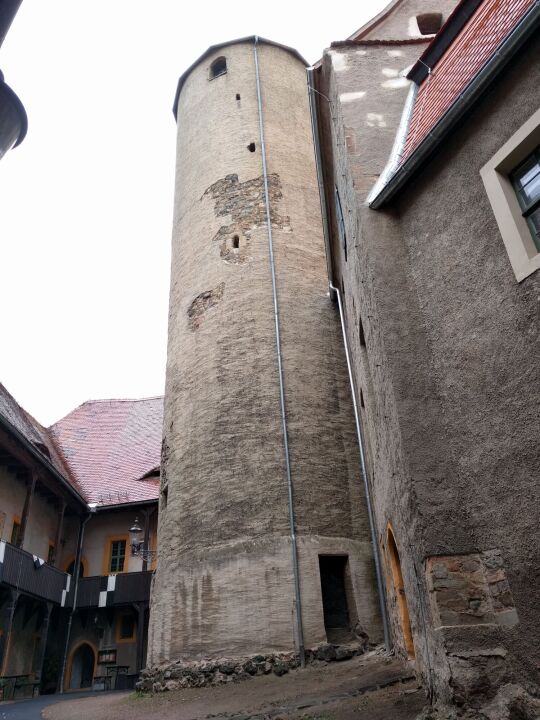 Der Bergfried von Burg Schönfels in Lichtentanne-Schönfels.