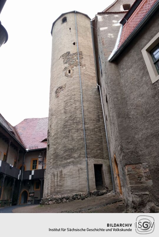 Der Bergfried von Burg Schönfels in Lichtentanne-Schönfels.