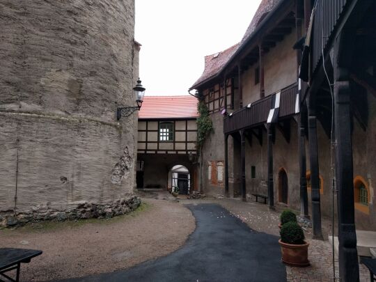Im Hof der  Burg Schönfels in Lichtentanne-Schönfels.