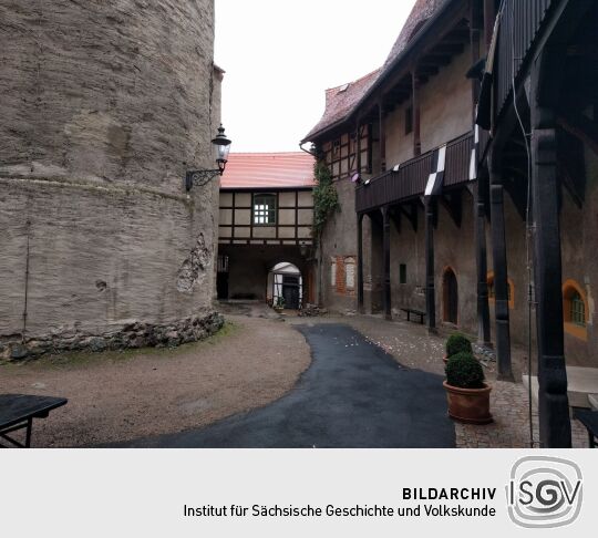 Im Hof der  Burg Schönfels in Lichtentanne-Schönfels.