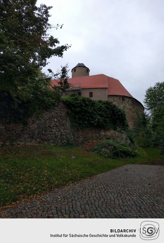 Blick zum Bergfried von Burg Schönfels in Lichtentanne-Schönfels von der Zufahrt aus.