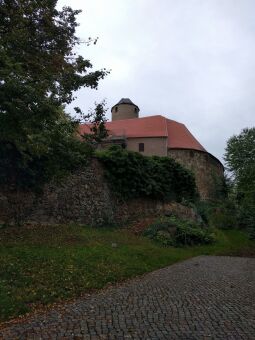 Blick zum Bergfried von Burg Schönfels in Lichtentanne-Schönfels von der Zufahrt aus.