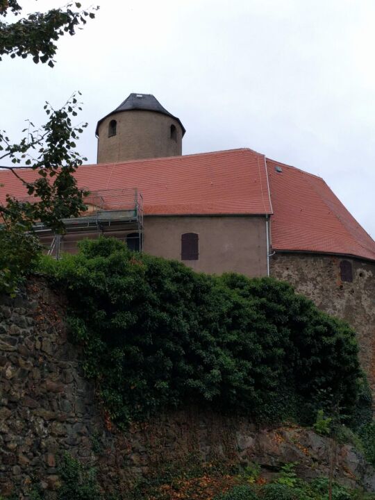 Blick zum Bergfried von Burg Schönfels in Lichtentanne-Schönfels von der Zufahrt aus.