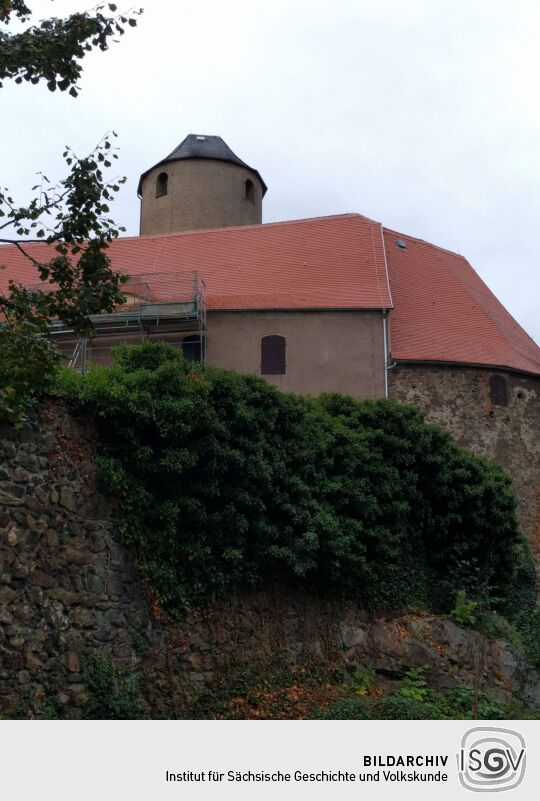 Blick zum Bergfried von Burg Schönfels in Lichtentanne-Schönfels von der Zufahrt aus.