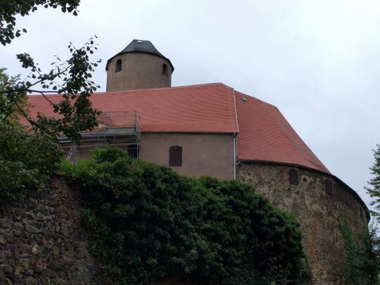 Blick zum Bergfried von Burg Schönfels in Lichtentanne-Schönfels von der Zufahrt aus.