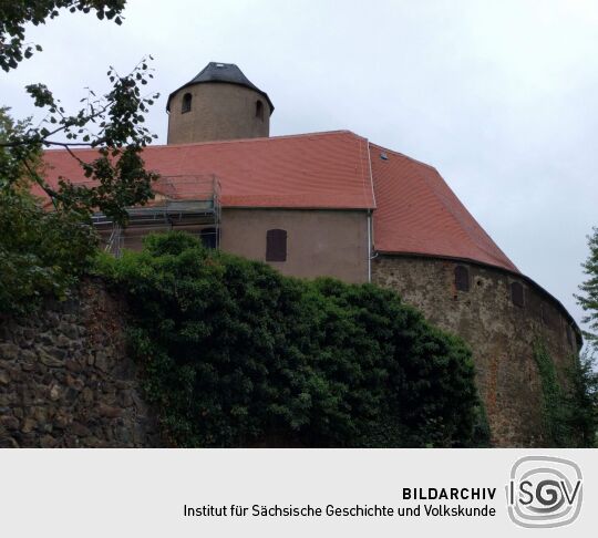 Blick zum Bergfried von Burg Schönfels in Lichtentanne-Schönfels von der Zufahrt aus.