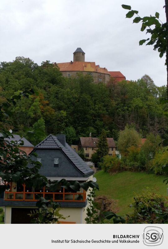 Blick über den Ort Schönfels zur Burg Schönfels in Lichtentanne-Schönfels.