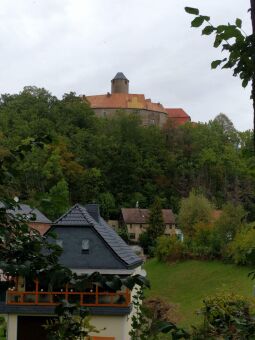 Blick über den Ort Schönfels zur Burg Schönfels in Lichtentanne-Schönfels.