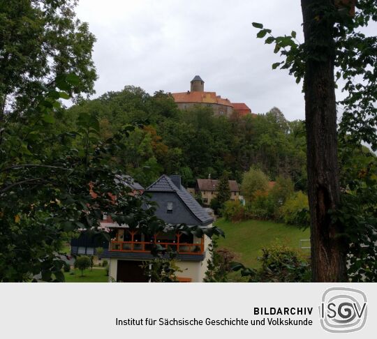 Blick über den Ort Schönfels zur Burg Schönfels in Lichtentanne-Schönfels.