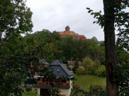 Bild: Blick über den Ort Schönfels zur Burg Schönfels in Lichtentanne-Schönfels.