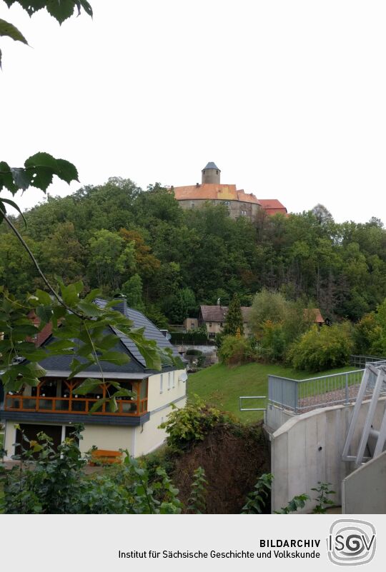 Blick über den Ort Schönfels zur Burg Schönfels in Lichtentanne-Schönfels.