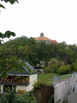Blick über den Ort Schönfels zur Burg Schönfels in Lichtentanne-Schönfels.