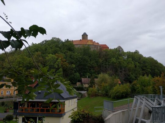 Blick über den Ort Schönfels zur Burg Schönfels in Lichtentanne-Schönfels.