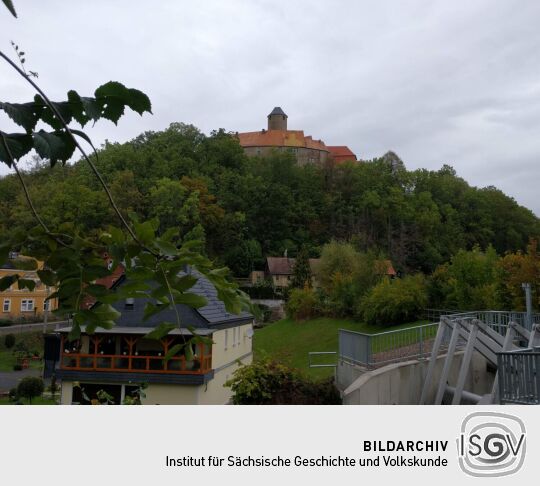 Blick über den Ort Schönfels zur Burg Schönfels in Lichtentanne-Schönfels.