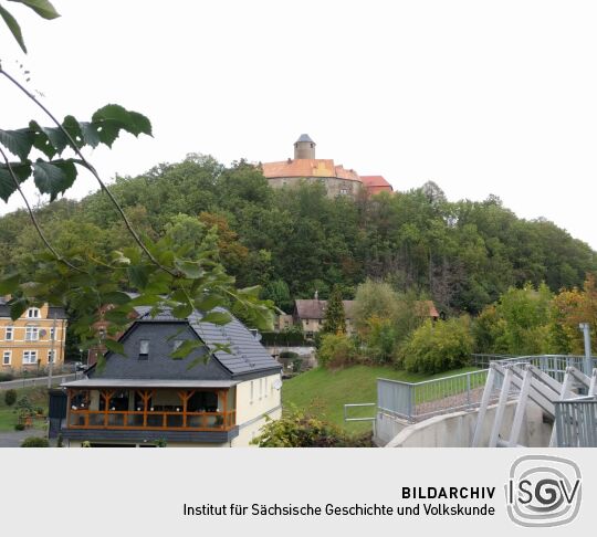 Blick über den Ort Schönfels zur Burg Schönfels in Lichtentanne-Schönfels.
