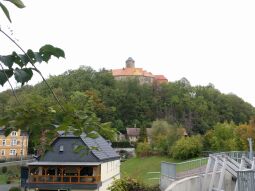 Blick über den Ort Schönfels zur Burg Schönfels in Lichtentanne-Schönfels.