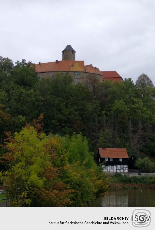 Blick über den Burgteich zur Burg Schönfels in Lichtentanne-Schönfels.