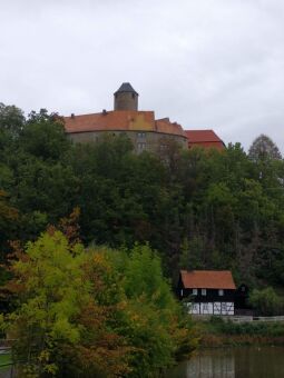 Blick über den Burgteich zur Burg Schönfels in Lichtentanne-Schönfels.