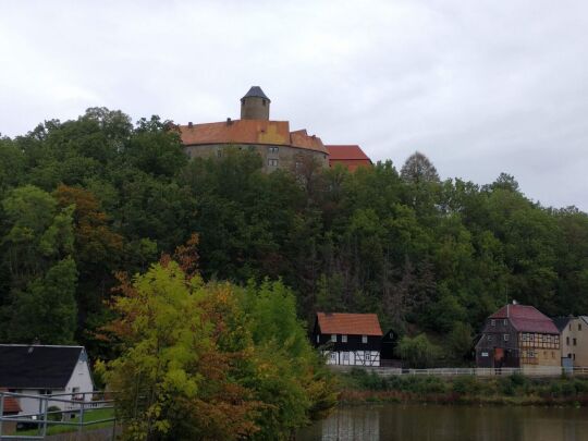 Blick über den Burgteich zur Burg Schönfels in Lichtentanne-Schönfels.