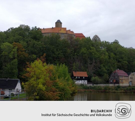 Blick über den Burgteich zur Burg Schönfels in Lichtentanne-Schönfels.