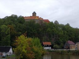 Blick über den Burgteich zur Burg Schönfels in Lichtentanne-Schönfels.