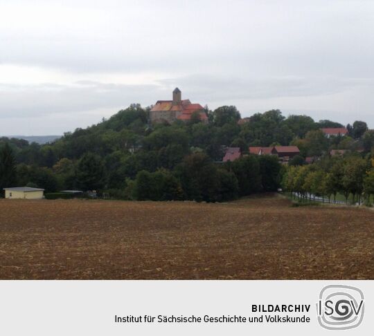 Blick über die Felder zur Burg Schönfels in Lichtentanne-Schönfels.