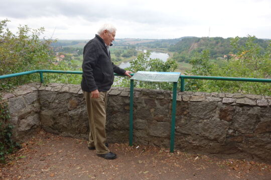 Ortschronist Siegfried Kammerer auf dem Aussichtspunkt Schöne Aussicht in Diesbar-Seußlitz.