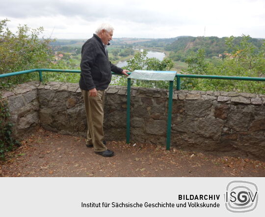 Ortschronist Siegfried Kammerer auf dem Aussichtspunkt Schöne Aussicht in Diesbar-Seußlitz.