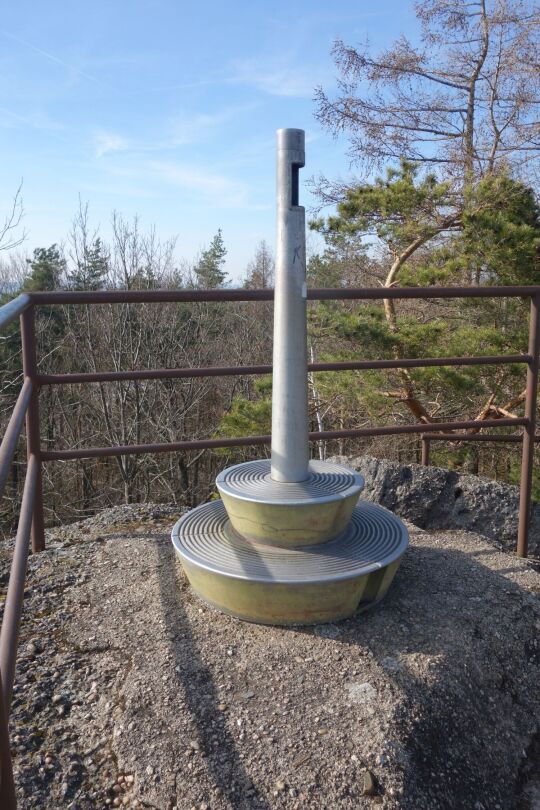 Ständer für ein Münzfernrohr auf dem Hieronymusstein in Jonsdorf im Zittauer Gebirge.