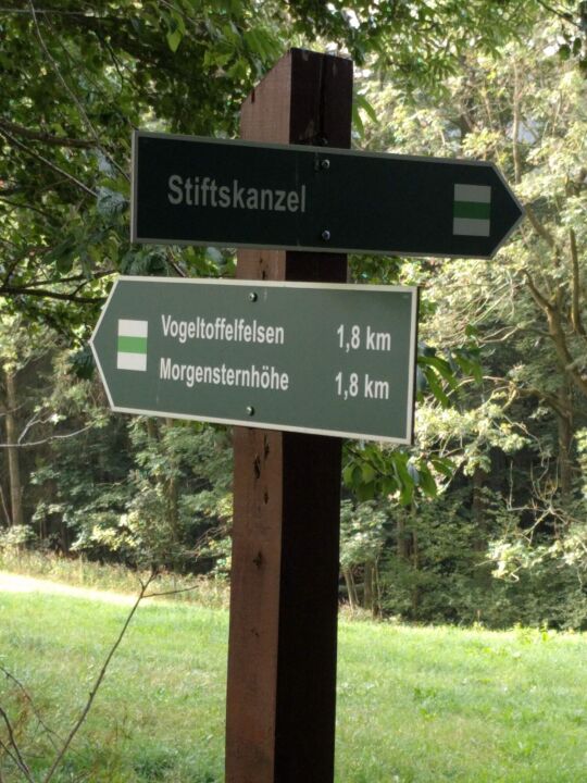 Wegweiser zum Aussichtspunkt Stiftskanzel über dem Schwarzwassertal bei Ansprung.