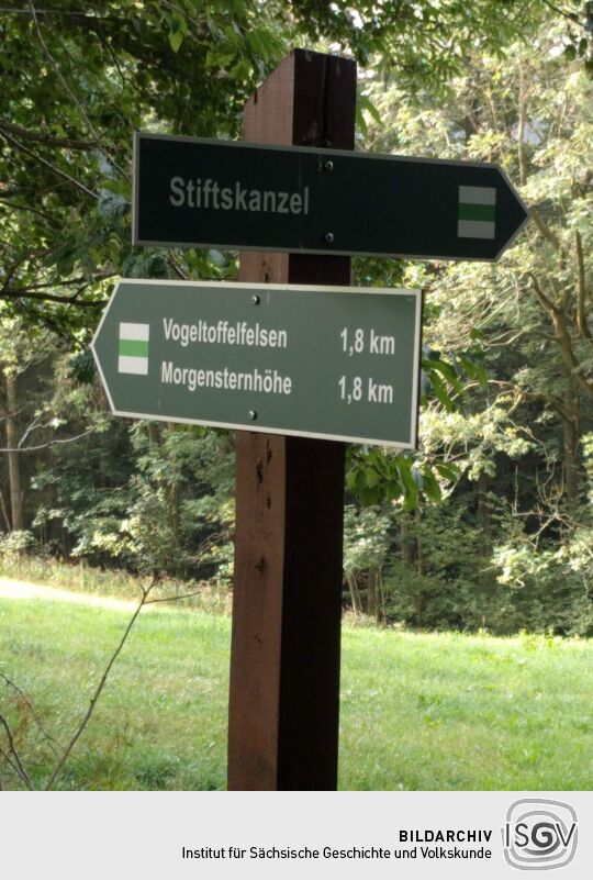 Wegweiser zum Aussichtspunkt Stiftskanzel über dem Schwarzwassertal bei Ansprung.