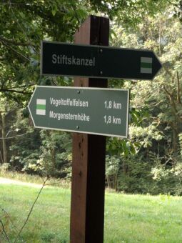 Wegweiser zum Aussichtspunkt Stiftskanzel über dem Schwarzwassertal bei Ansprung.