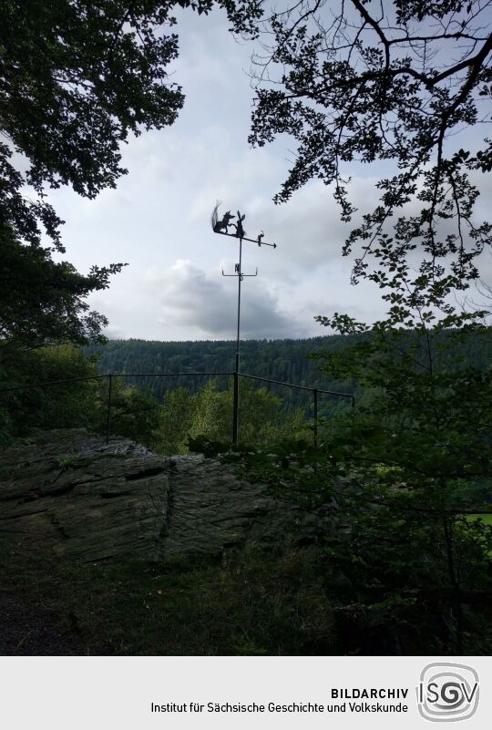 Vereinsfahne mit Fuchs und Hase am Aussichtspunkt Stiftskanzel über dem Schwarzwassertal bei Ansprung.