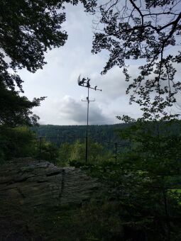 Vereinsfahne mit Fuchs und Hase am Aussichtspunkt Stiftskanzel über dem Schwarzwassertal bei Ansprung.