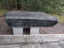Der Tisch aus Serpentinstein am Aussichtspunkt Stiftskanzel über dem Schwarzwassertal bei Ansprung.