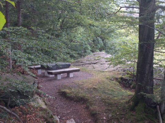 Der Aussichtspunkt Stiftskanzel über dem Schwarzwassertal bei Ansprung.